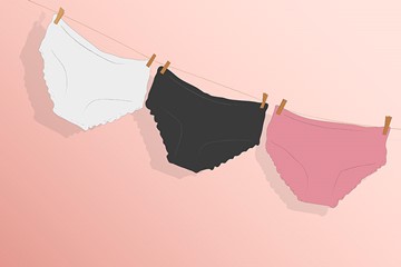 varal com 3 calcinha penduradas, uma branca, uma preta e uma rosa