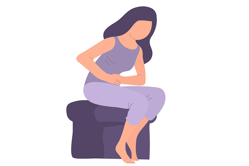 Ilustração de mulher sentada sobre um pufe roxo com as mãos no abdômen, aparentando dor na barriga, um dos sintomas da disbiose intestinal. Ela tem cabelos longos escuros, não tem o rosto desenhado, veste calça e blusa regata na cor lilás