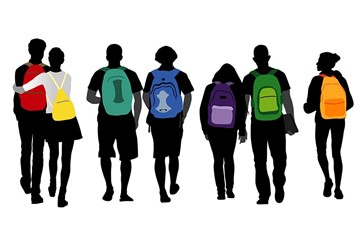 desenho de sete perfis de pessoas andando, cada um com uma mochila com uma cor diferente nas costas