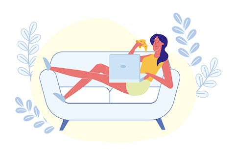 desenho de uma menina deitada no sofá comendo um pedaço de pizza vendo algo no computador