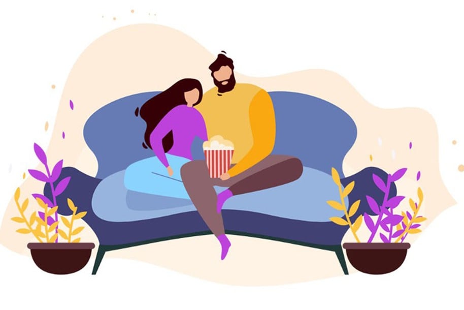 desenho de um homem e uma mulher sentados no sofá comendo pipoca