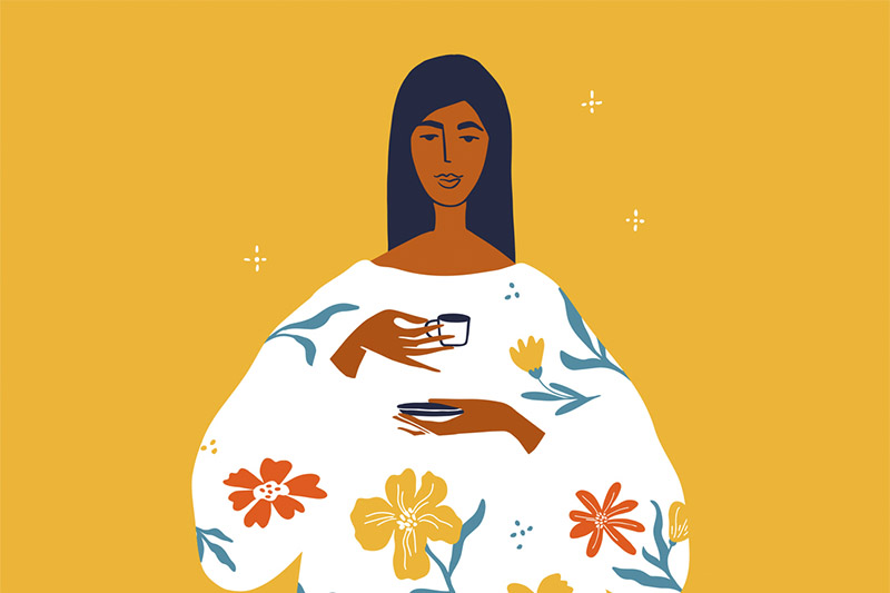 Ilustração de mulher que segura uma xícara de café e pires em suas mãos. A sua roupa tem estampa florida